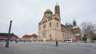 Schauplatz zwei Kundgebungen am Samstag: der Platz vor dem Dom.
