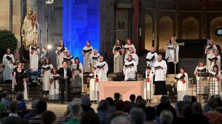 Komponist Helge Burggrabe lädt mit einem Vokalensemble der Dommusik unter der Leitung von Domkapellmeister Markus Melchiori zu einer besonderen musikalischen Andacht ein. Gesungen werden Teile des Hagios-Liederzyklus.