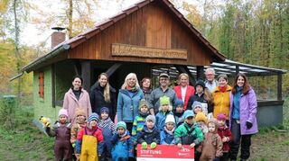 Andrea Helm (hinten, 5.v.r.) überbrachte den Spendenscheck und war vom Ergebnis der ehrenamtlichen Arbeiten an der Odenwaldhütte begeistert.