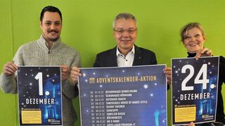 Präsentieren voller Vorfreude die vielen Angebote zur Adventszeit sowie die besondere Aktion der Einzelhändler: Michael Schmitt (v.l., Stadtmarketing), Bürgermeister Gottfried Störmer und Alexandra Adam (Stadtmarketing).