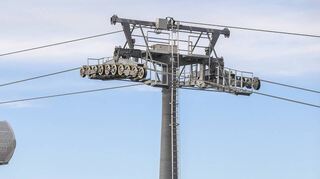 Die Seilbahnkabinen werden am Seil eingehaengt / befestigt am Seil fuer die BUGA auf Spinelli in Feudenheim Mannheim

Foto © Ruffler *** Foto ist honorarpflichtig! *** Auf Anfrage in hoeherer Qualitaet/Aufloesung. Belegexemplar erbeten. Veroeffentlichung ausschliesslich fuer journalistisch-publizistische Zwecke. For editorial use only.