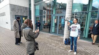 Klimaschutzaktivist Raúl Semmler vor dem Heidelberger Gerichtsgebäude vor Beginn seines Prozesses.