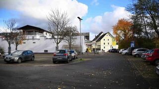 Auf diesem Parkplatz war der 88-Jährige am 11. März schwer verletzt worden. Erst am nächsten Morgen wurde er von Passanten gefunden.