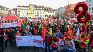 IG Metall ruft Beschäftigte zu Demozügen und zur zentralen Kundgebung am Mannheimer Marktplatz auf. Im Bild der Demozug.