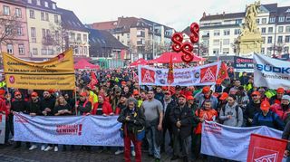 Rund 3500 Beschäftigte nahmen an der Kundgebung der IG Metall auf dem Mannheimer Marktplatz teil.