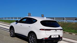 mid Madrid - Unterschiedlich glatte Fahrbahnbeläge sind mit dem Allradantrieb des Alfa Romeo Tonale PHEV Q4 kein Problem.