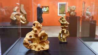 Skulpturen von Asgar Jorn, entstanden 1944. In der Ausstellung sind auch viele Werke unbekannter Künstler zu sehen.