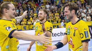 Lukas Nilsson (hier mit Albin Lagergren und Uwe Gensheimer, von links) kann endlich wieder lachen.