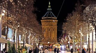 So weihnachtlich soll die City ab Montagabend wieder leuchten. Dann eröffnen auch die Weihnachtsmärkte und der Märchenwald.