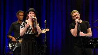 Söhne Mannheims Jazz Department mit Sängerin Phalleé und Söhne-Sänger Michael Klimas im Capitol.