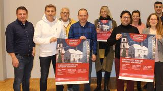 Der Arbeitskreis Hofheimer Vereine präsentiert das Programm des Weihnachtsmarkts.