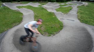 So sieht ein Pumptrack aus: Die Anlagen stehen derzeit bei Jugendlichen hoch im Kurs, auch in Heddesheim kommt jetzt eine.