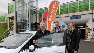 Freude über die neue Carsharing-Station am Ladenburger Bahnhof: Dieter Netter (v.l., Carsharing), Bürgermeister Stefan Schmutz und Anna Struve (Stadt).