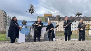 Symbolischer Baubeginn mit Oberbürgermeisterin (l.), Finanzministerin (Mitte) und Innenminister (Zweiter v.r.).