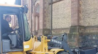 Mitarbeiter des Stadtbetriebs stellen Pflanzinseln auf.