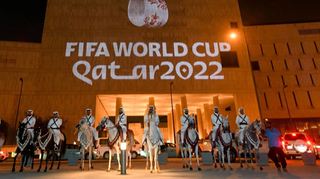 Auf die Fassade eines Gebäudes in Doha ist das Logo der Fußball-Weltmeisterschaft projiziert.