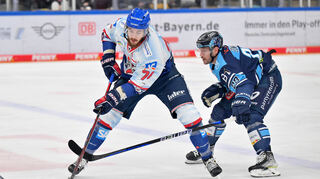 Adler-Angreifer Ryan MacInnis setzt sich gegen die Ingolstädter Fabio Wagner (l.) und Tye McGinn durch.
