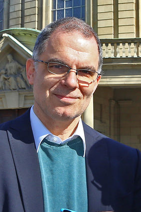 Pfarrer Stefan Scholpp vor der Christuskirche.