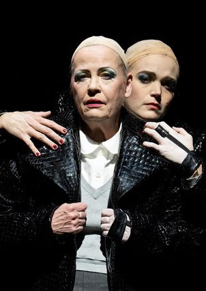 Dick aufgetragen doch eindringlich: Krokodillack auf Schuluniform. Christina Rubruck (links als Milliardärin Claire Zachanassian) und Sheila Eckhardt (als ihr jugendliches Alter Ego Kläri Wäscher) auf der Bühne des Marguerre-Saals.