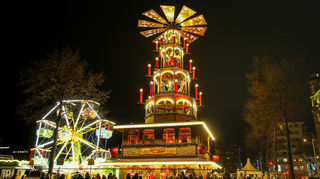 Die Weihnachtspyramide am Mannheimer Wasserturm.