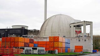 Im Kernkraftwerk Biblis haben die Abrissarbeiten begonnen. Die beiden Reaktorblöcke (hier Block B) werden entkernt. Die Arbeiten im Kontrollbereich laufen auf Hochtouren. In den orangenen Containern soll Abbruchmaterial kurzfristig zwischengelagert werden.