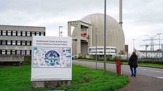 Im Kernkraftwerk Biblis haben die Abrissarbeiten begonnen. Die beiden Reaktorblöcke (hier Block B) werden entkernt. Die Arbeiten im Kontrollbereich laufen auf Hochtouren. Auf dem Kraftwerksgelände weisen zahlreiche Grafiken den Weg des Rückbaus.