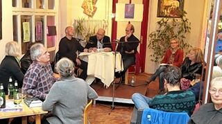 <p>Gut besucht: die Lesung im Café Filsbach kam an.</p>