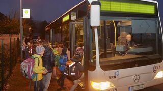 Morgens an Schultagen nimmt der Schulbus in der Rüdigerstraße Schüler auf, doch schon das sorgt für Verdruss im Ort. Unser Bild stammt aus 2016.