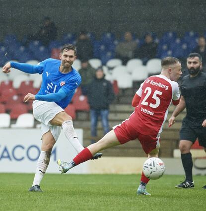 Dieser Versuch von Christian Kuhn (links) geht vorbei, der VfR musste sich mit einem 2:2 begnügen.