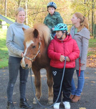 Lehrerin Friedericke Naber bringt ihre Isländer-Dame Flausa immer mal wieder mit an die Eugen-Neter-Schule. Beim Reiten mit den Kindern unterstützt sie hier Kollegin Steffi Dreher.