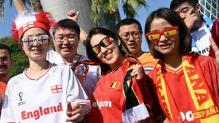 Chinesische Fans haben sich zu einem Gruppenfoto aufgestellt. Sie tragen Trikots von der deutschen, englischen, belgischen, niederländischen und spanischen Mannschaft. © dpa