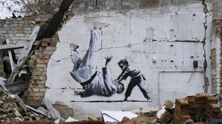 Ein kleiner Judoka besiegt den großen Gegner: Dieses Banksy-Bild ist auf einem zerstörten Kindergarten-Gebäude in Kiew entstanden.