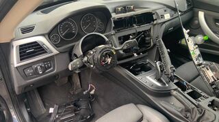 So sieht ein BMW aus, wenn Autoknacker das Lenkrad und das Navigationsgerät „ausgebaut“ haben.