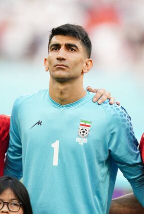 Ein starkes Zeichen: Der früh wegen einer Verletzung ausgewechselte Torwart Alireza Beiranvand schweigt während der Nationalhymne des Iran.