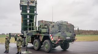 Ein gefechtsbereites Flugabwehrraketensystem vom Typ „Patriot“ des Flugabwehrraketengeschwaders 1 der Bundeswehr in Schwesing.