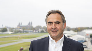 05.11.21 Der bisherige Prokurist der Flugplatz Speyer GmbH (FSL) Rainer Zotz wird ab dem 01.01.22 der neue Geschäftsführer der FSL, da sein Vorgänger Roland Kern planmässig aus dem Amt scheidet. Hier posiert er auf der Galerie des Tower-Gebäudes vor der Kulisse von Dom und nördlichem Ende der Landebahn