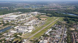 Die Landebahn am Flugplatz Speyer verläuft von Nord nach Süd und hat eine Länge von 1677 Meter.