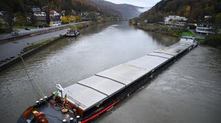 Das etwa 100 Meter lange Schiff steckt seit Montagabend zwischen den Ufern des Neckars in Eberbach (Rhein-Neckar-Kreis) fest.
