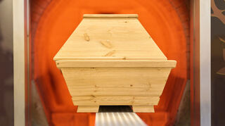 Ein Sarg wird im Krematorium verbrannt. Beim Blick auf den eigenen Tod geben sich 80 Prozent der Erwachsenen in Deutschland bescheiden.