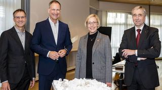 Die Sparkasse stellt im Augustinersaal den Siegerentwurf eines Architektenwettbewerbs zur Umgestaltung vor: Stadtentwickler Robin Nolasco (v.l.), DAL-Geschätsführer Holger Würk, OB Stefanie Seiler und Sparkassen-Chef Thomas Traue.