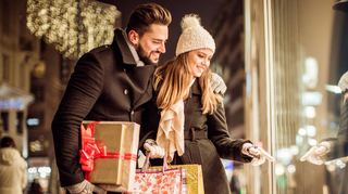 Festlich geschmückte Straßen und Kaufhäuser ziehen in der Vorweihnachtszeit viele Kunden in die Innenstädte. Doch dieses Jahr sitzt das Geld für Weihnachtsgeschenke nicht so locker.