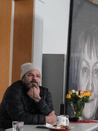 Toscano am „Moll“, neben ihm das Bild der KZ-Überlebenden Anna Strishkowa.