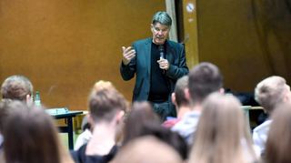 Spricht fließend Russisch und arbeitete jahrelang in Moskau: der Journalist Udo Lielischkies am Ludwig-Frank-Gymnasium.