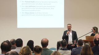Gastgeber und Referent zugleich: Bei der Vollversammlung des Gesamtelternbeirats in der Heinrich-Lanz-Schule ging Leiter Klaus Zeimer unter anderem auf das Thema Unterrichtsausfälle ein.