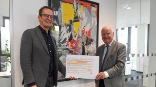 Florian Kranefuß (l.) dankt für die Aktion „Wir wollen helfen“ dem Ehrenbürger, Unternehmer und Maler Manfred Fuchs für die Spende.