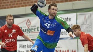 Viernheims Fabian Medler setzte sich gegen seine Heddesheimer Gegner durch und kam zum Abschluss.