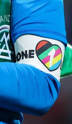 Stein des Anstoßes: Die Kapitänsbinde mit der Aufschrift „One Love“.