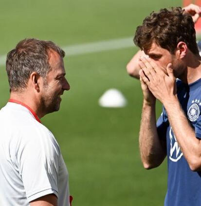 Thomas Müller (r.) ist für Bundestrainer Hansi Flick eine echte „Option“.