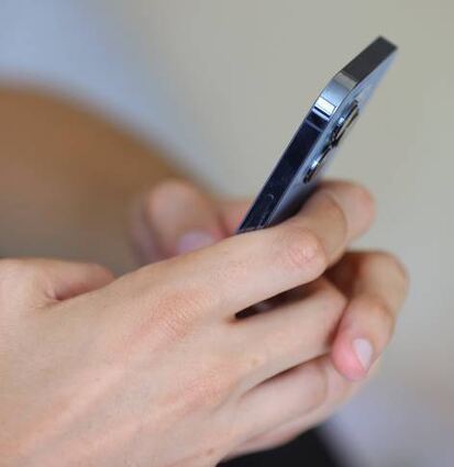 Wer mit dem Handy in Katar ist, sollte laut Experten vorsichtig sein.