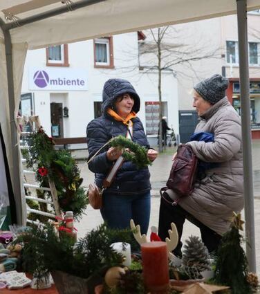 Yaa Soma auf dem Apostelplatz mit einem Weihnachtsverkauf.